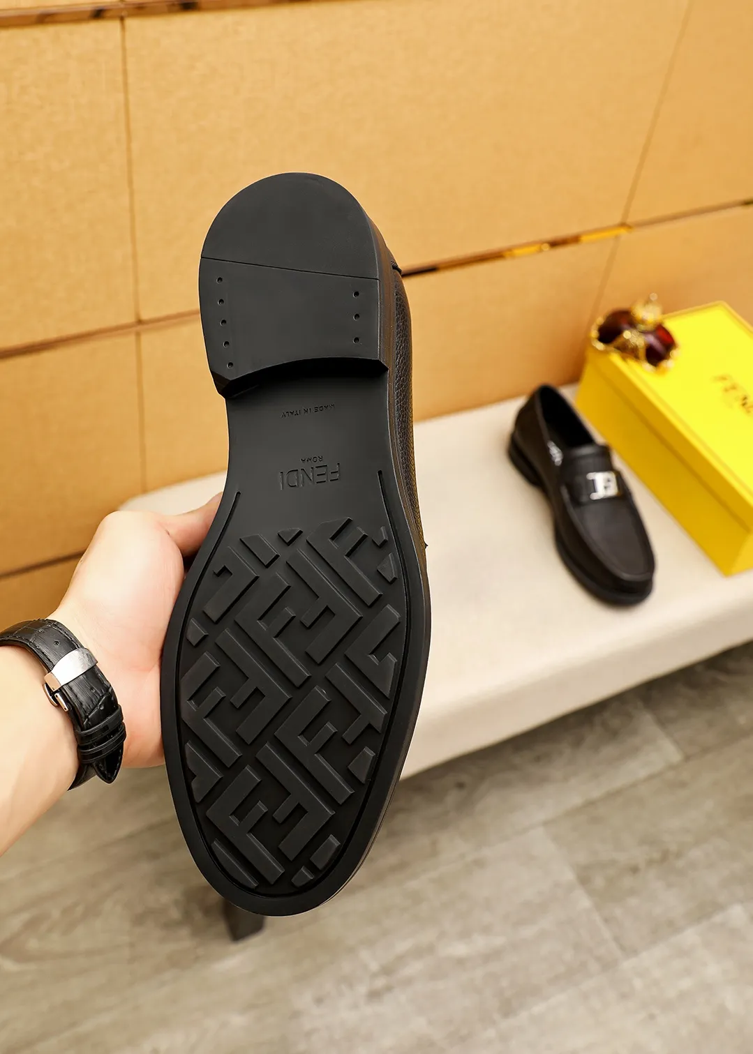 Men's shoes 💰460 💐 Product trademark: FENDI [Fendi] casual leather shoes Regular size: 38-44 (45🉑️customized) Product materials: Selected imported first-layer cross-grain cowhide leather upper + luxury hardware buckle, imported cowhide lining. Strong three-dimensional visual effect, original outsole color: 1⃣️color optional
